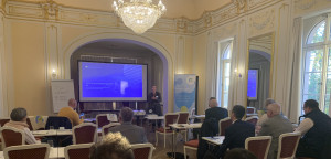 Dr. Susann Pohlers von PNO Innovation hält einen Vortrag über Förderstrategien für Wasserstoffprojekte beim Business-Dialog Wasserstoff im Herrenhaus Möckern in Leipzig.