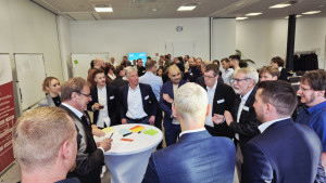 Gruppe von Fachleuten in intensiver Diskussion während des Ammoniak-Workshops am GWI Essen. PNO Innovation nimmt an der Gesprächsrunde teil, um über nachhaltige Energielösungen und grünen Ammoniak zu sprechen.